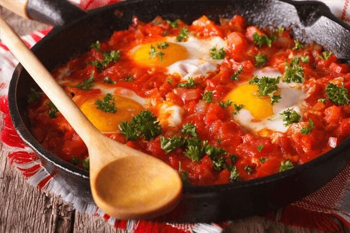 miešané vajcia s paradajkami a sladkou paprikou