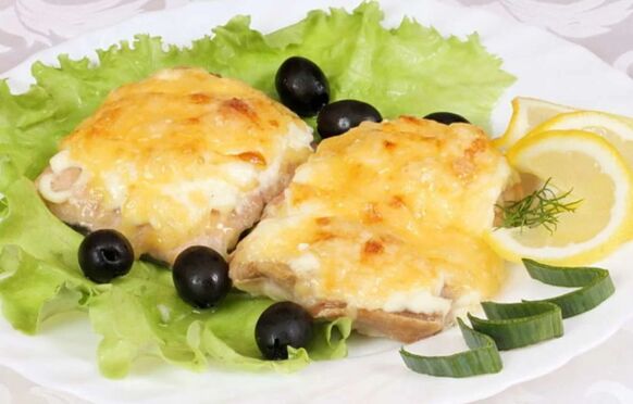 Pečená ryba so syrom bude chutným a zdravým jedlom na stredomorskom diétnom menu. 