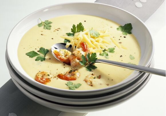 Stredomorský diétny obed môže zahŕňať smotanový syr a polievku z morských plodov. 